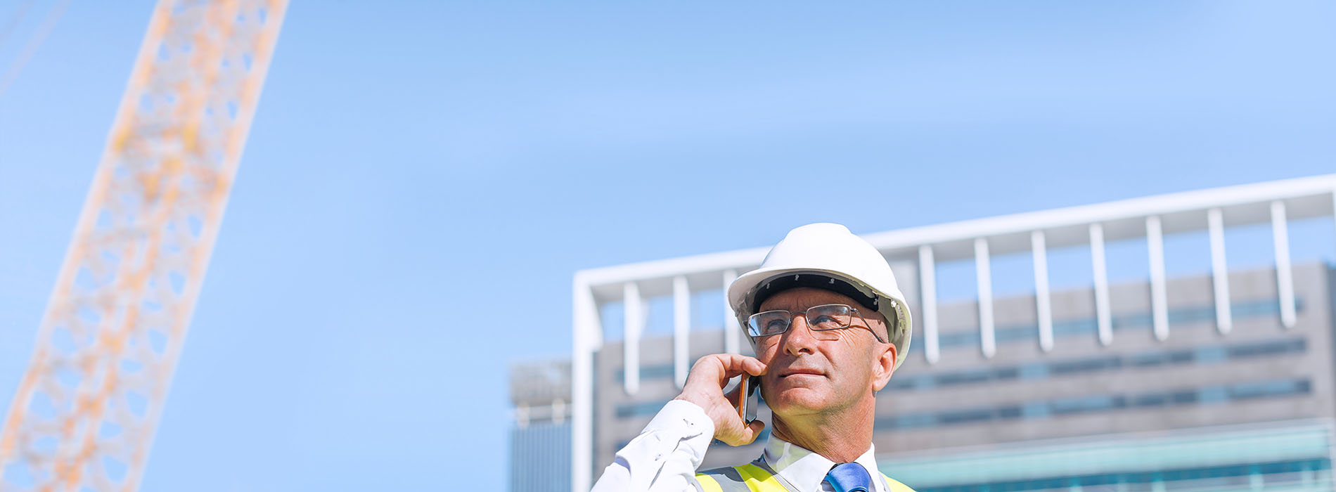 Travailleur de la construction parler au téléphone intelligent