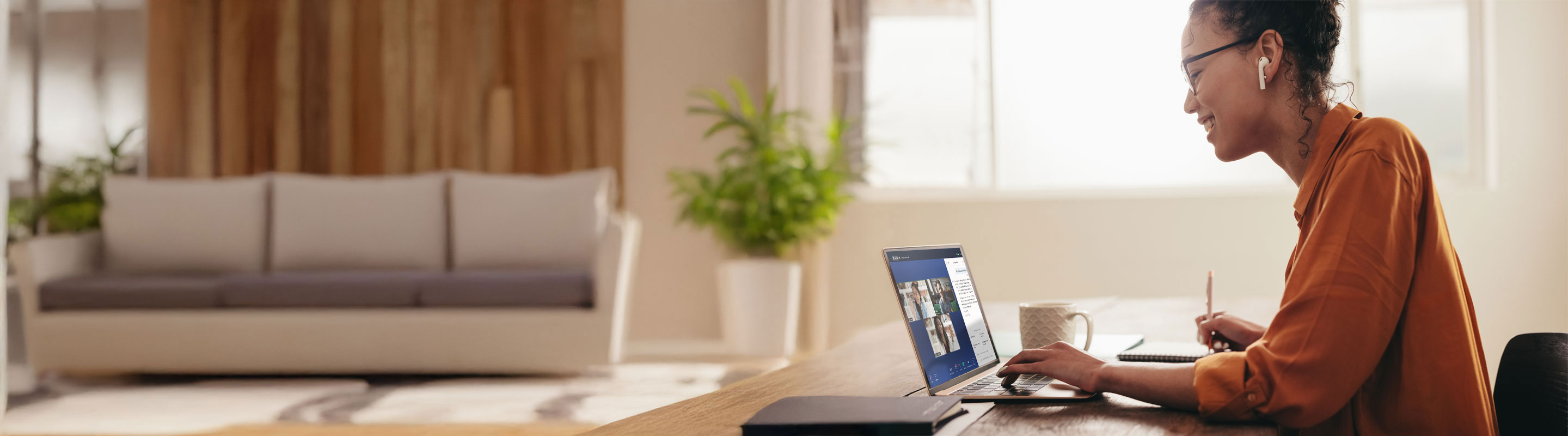 Colleagues using Bell's market-leading collaboration solutions to work effectively with remote workers and improve productivity.