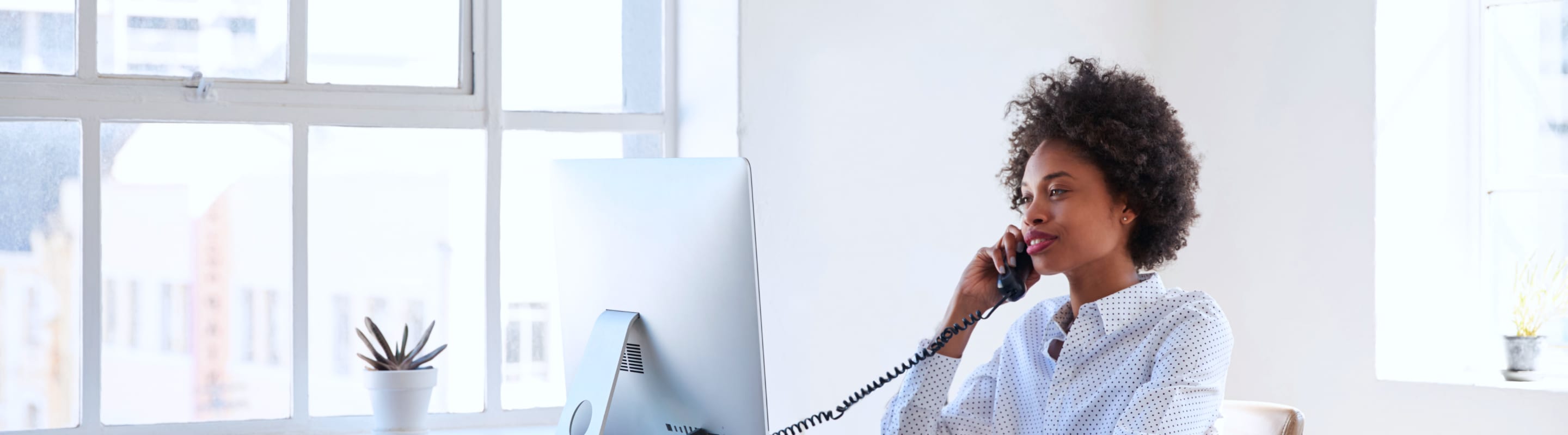 Un employé utilise une solution vocale de Bell pour communiquer avec ses clients, ses collègues et ses partenaires afin de maintenir les activités essentielles de l’entreprise.
