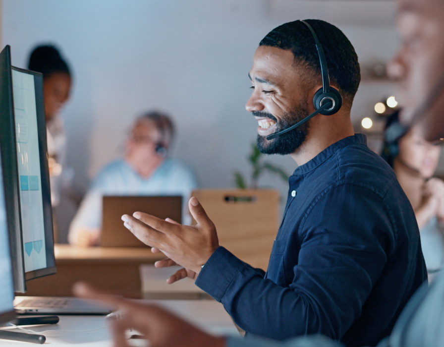 Agent using the Bell Contact Centre AI Services agent assist feature that offers step-by-step recommendations to quickly resolve customer queries.