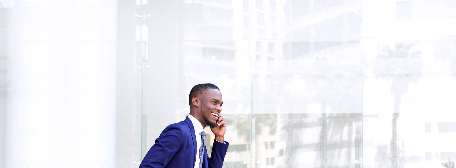 Homme d’affaires parler sur téléphone intelligent