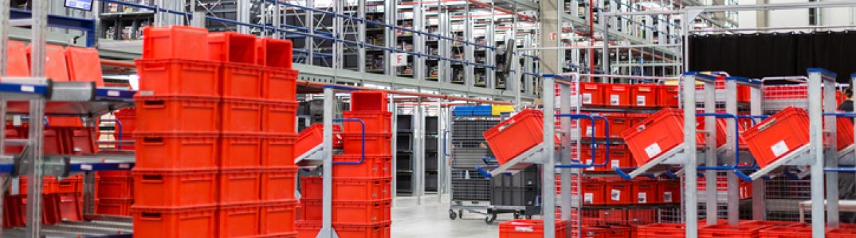 Des caisses dans un entrepôt avec une logistique simplifiée pour une gestion proactive et dynamique des bacs.