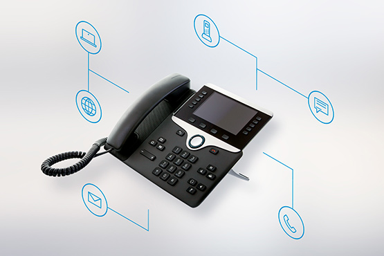 Téléphone de bureau affichant des fonctions d'appel évoluées telles que la conférence à trois, le renvoi d'appel, l'afficheur, la composition abrégée, la messagerie vocale par courriel et bien plus encore.
