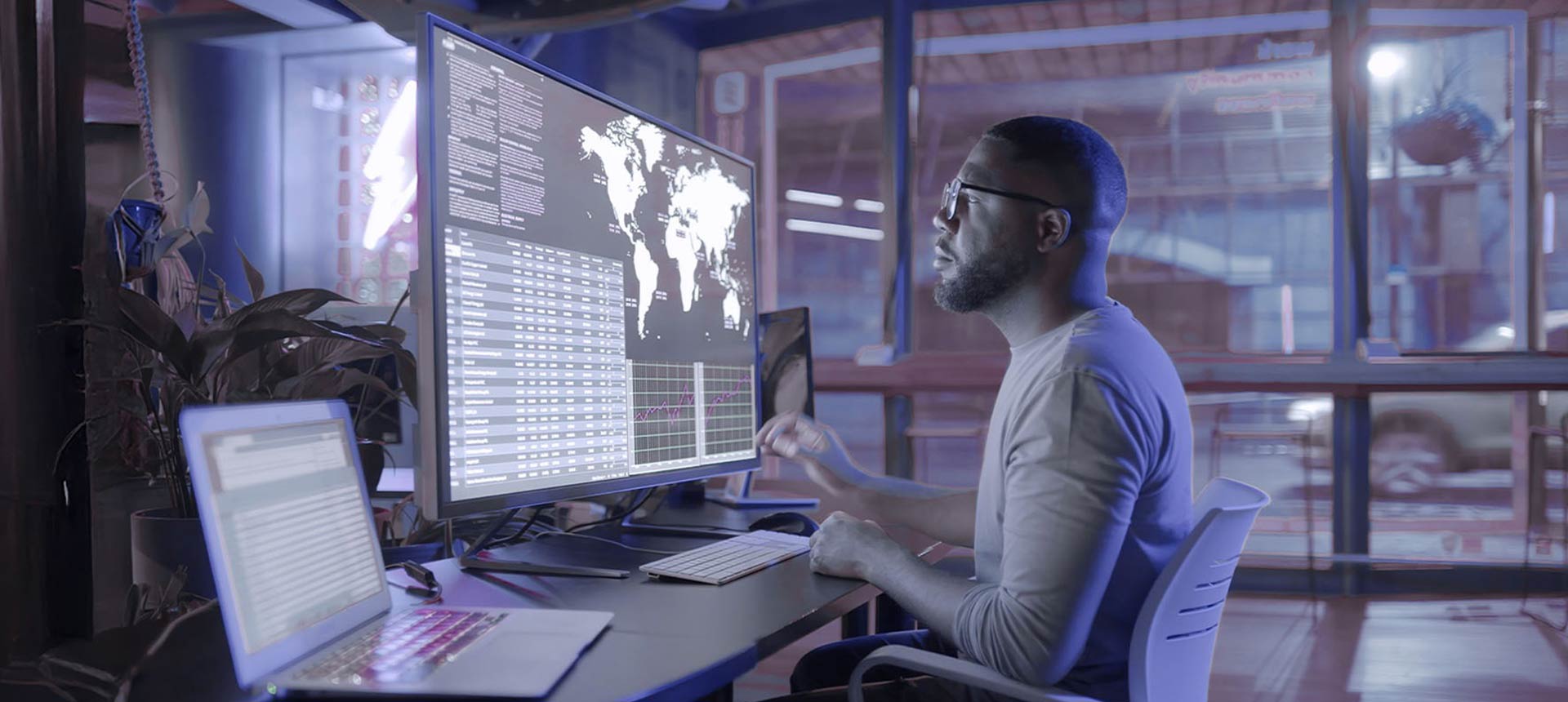 An expert scans a map with data showing the importance of regulatory requirements, cybersecurity risks and geopolitical issues in a sovereign cloud infrastructure.