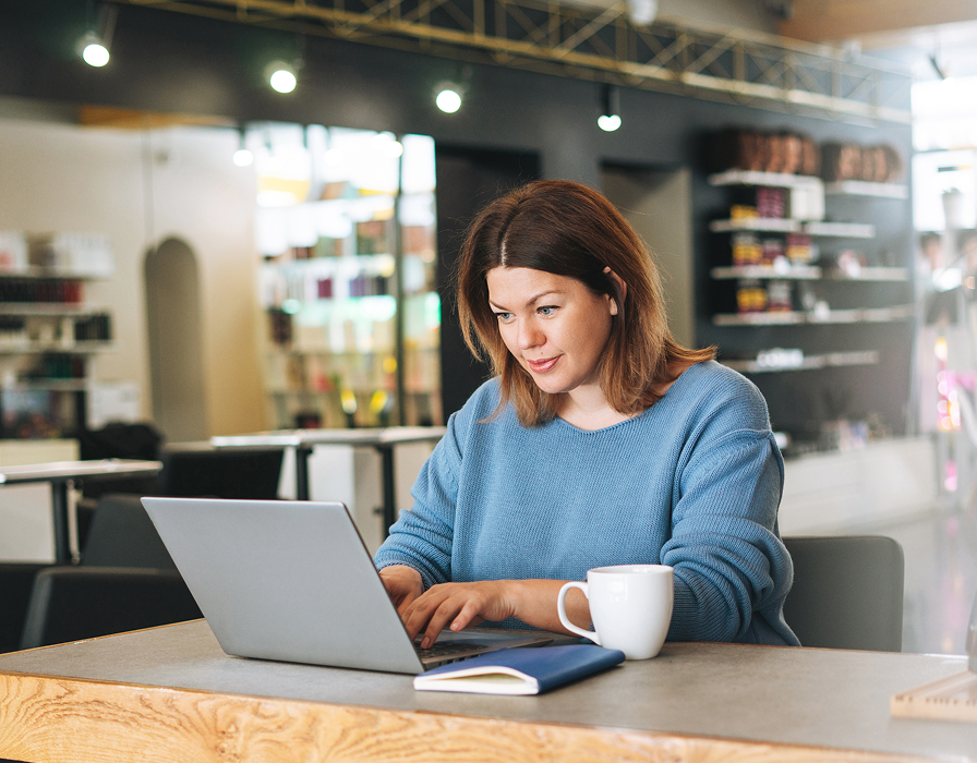 A hybrid employee works remotely leveraging Meraki’s cloud-managed network solutions with reliable connectivity and enhanced security.