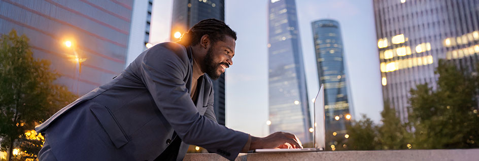 Les solutions de gestion des services mobiles d'entreprise s'affichent sur les écrans des ordinateurs de bureau et des téléphones portables.